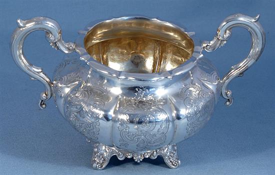 An early Victorian silver sugar basin and tall cream jug, by William Hunter, jug height 161mm, weight 22.3oz/695grms.